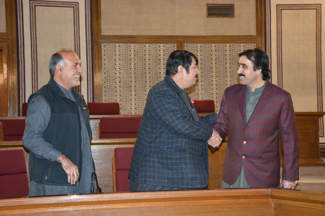 NaseebUllahdum2's tweet photo. کوئٹہ۔۔۔
صوبائی وزیر خزانہ حاجی نورمحمد خان دومڑ صاحب سے اسمبلی سیشن کے دوران سابق منیسٹرز اور ایم پی ایز سے بات چیت کررہے ہئں @AsgharAchakzaii @SaleemKhosaPK https://t.co/7qn27YWagr