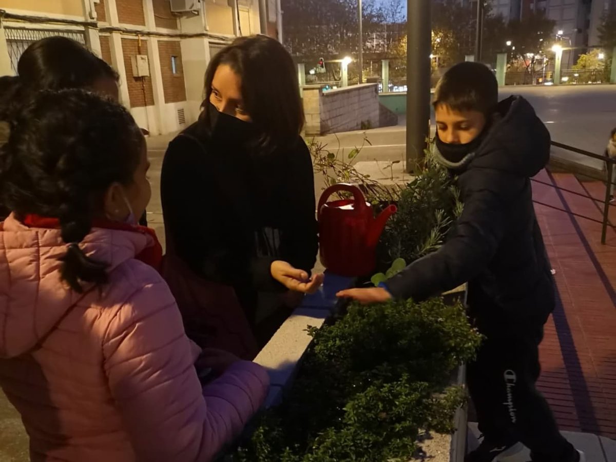 El infants i dones de #ElPetitSI continuem participant en la iniciativa "Replantem" del Pla Director Comunitari Sant Ildefons. 🌿🌱

Durant la setmana plantem, cuidem, reguem i netejem les jardineres comunitàries del #BarriSantIldefons 🚿