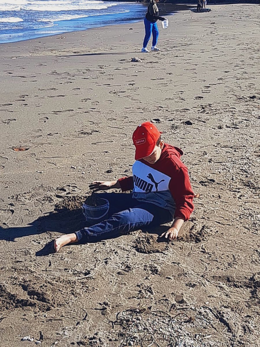#Ecoimplicados dispone una jornada de #EducaciónAmbiental en Playa Grande (#Arico).

Niños con su familia retiran 200 kilos de basura en la costa sur tinerfeña.

Residuos visibles de un emisario. Además, productos de higiene íntima, medicinas, preservativos, cuchillas de afeitar.
