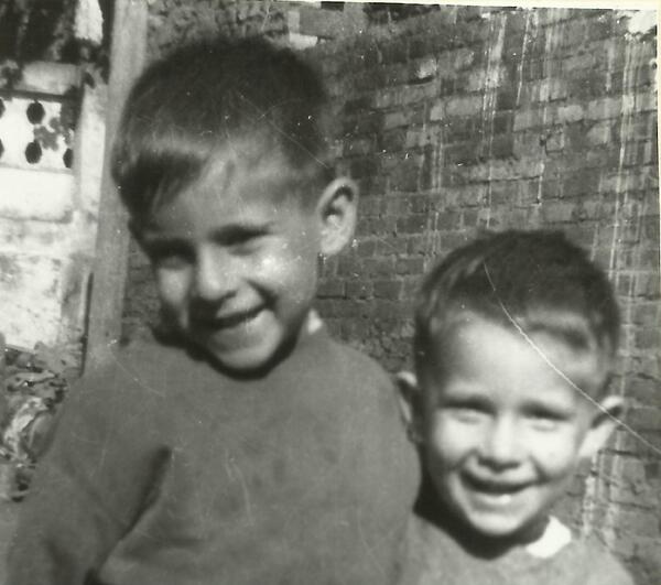 armandorubin's tweet photo. Tierna imagen, verdad?
Con mi hermanito Arturo
Una maravillosa infancia
Éramos inseparables
Pero...
La vida continua
De hecho le envío todo mi imborrable e inolvidable cariño https://t.co/1ivOu4VHoM