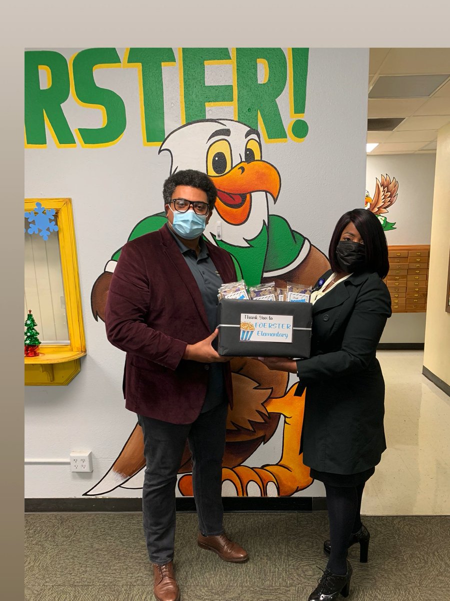 RGriffinrsl's tweet photo. @HISDRecruiter stopped by @WeRFoerster to smile upon @curtin_jordan and his amazing staff. #justpoppingin to say βThanks a million!β for all that you doβ¦ @HarrerAdam @TeamHISD @HoustonISD @DianaGarciaLum https://t.co/JF76mYim2s
