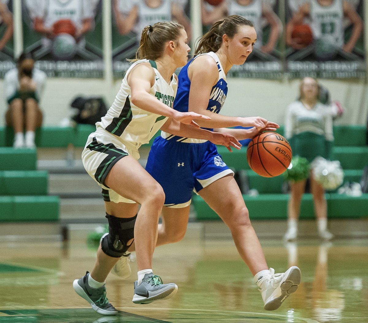 KrisMills007's tweet photo. Several games to catch this weekend. Doesn't get much better than 2A No. 1 Triton Central vs. 1A No. 2 Waldron. 

Weekend hoops: Triton Central, Waldron preparing for battle. @TCTIGERS @WaldronSports https://t.co/VdjWClepvg https://t.co/ilqK0Wgarj