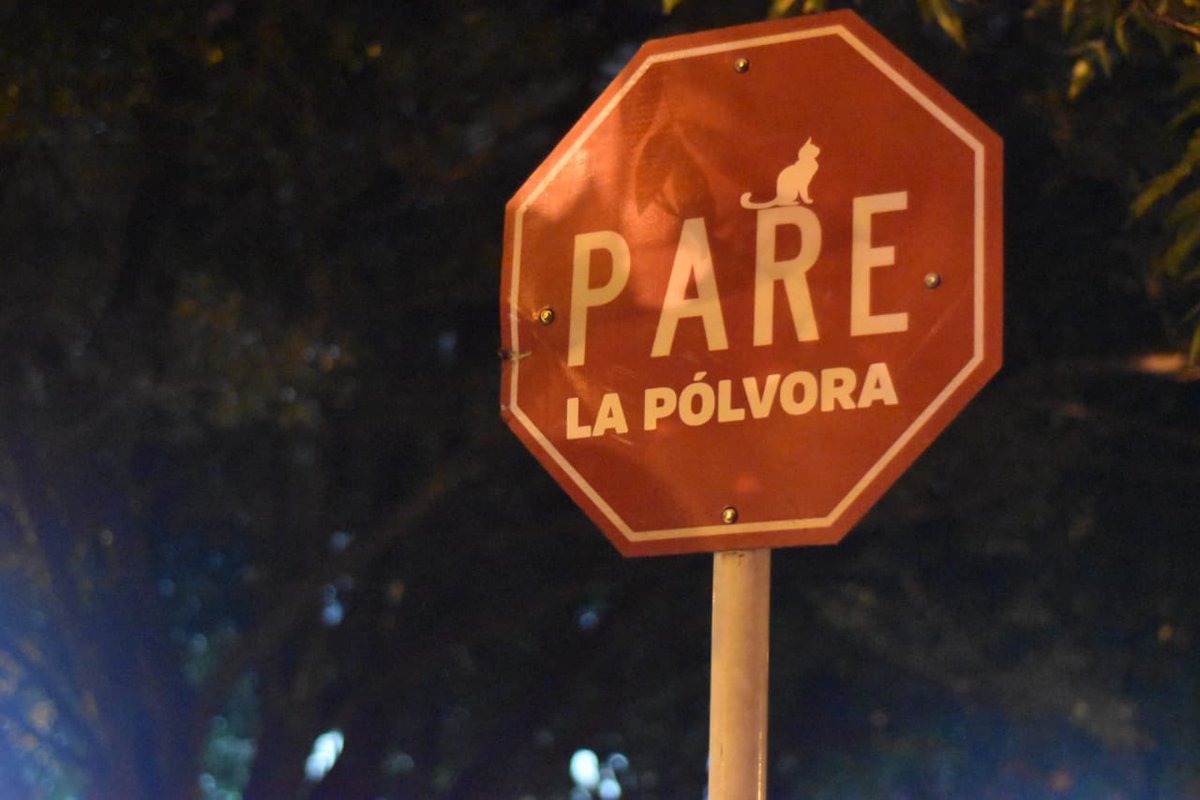 RedPepperAgency's tweet photo. #PARELaPólvora 
Realizamos una intervención de Street Marketing para llamar la atención de los habitantes de Medellín sobre el daño que la pólvora causa en los animales domésticos y silvestres. 👇🏼 https://t.co/4qNpXwK4L3