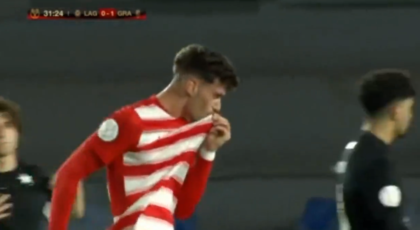 Qué bonito es ver a un granadino marcar con el @GranadaCdeF  y besarse el escudo...❤️🤍