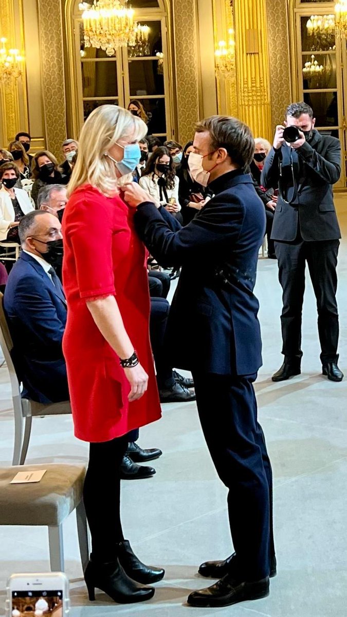 YannickSouvre's tweet photo. 1 très grand honneur d’avoir reçu des mains du Président de la République @EmmanuelMacron la médaille d’officier de la légion d’honneur, d’avoir pu être entourée de personnes qui me sont si chères,  dans un moment si solennel. La reconnaissance du #basketféminin et #sportféminin https://t.co/Jr3uqvgQN2