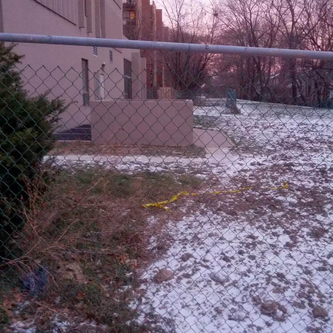 rubyhurlbut's tweet photo. 1st pic citybuilding w beltline opened backyard preserved. 2nd pic condo backyard will be ripped open to world Monday Dec 6th.  Underground garage is most of lawn same as building 1. Kids lose picnic bbqs. Pool now not safe for women to swim alone. #TOpoli https://t.co/LhzKMtinvo