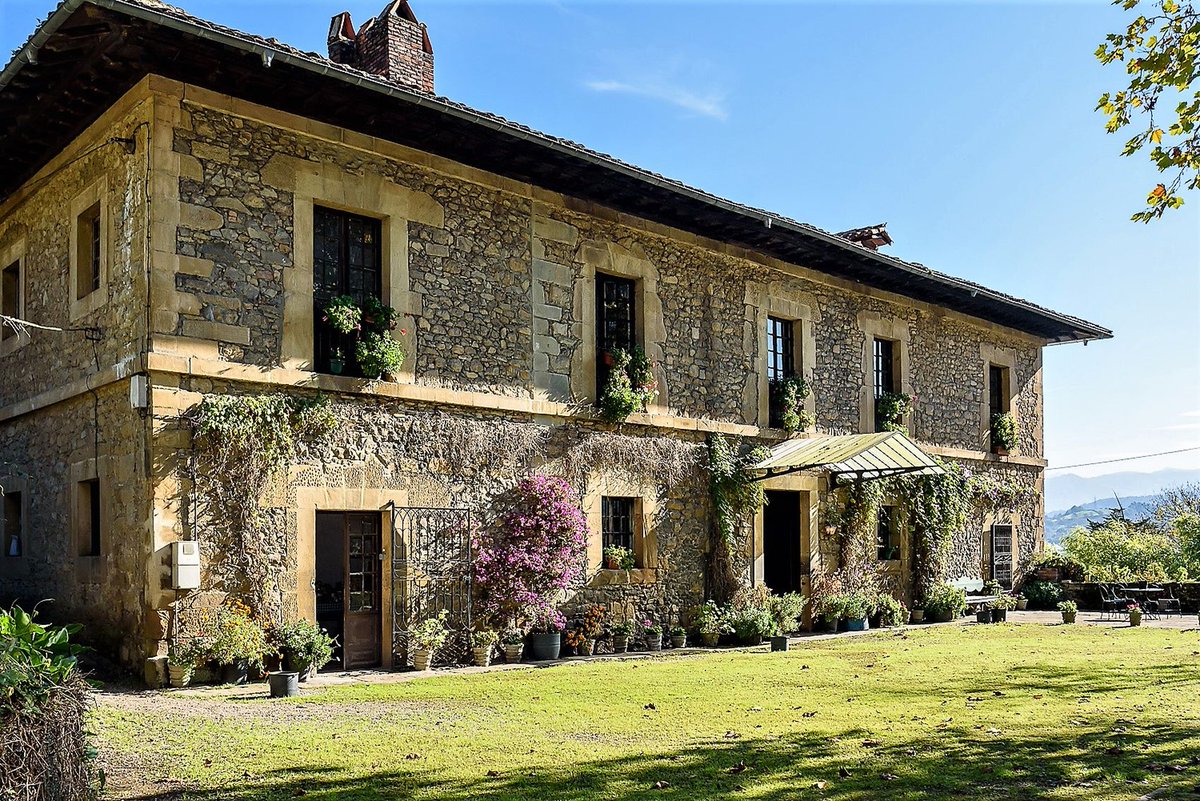 RusticasS's tweet image. A la #venta un #Palacio con siglos de historia en el #valledelnalon. A 30 km. de la #costaasturiana: bit.ly/3pbjzal
