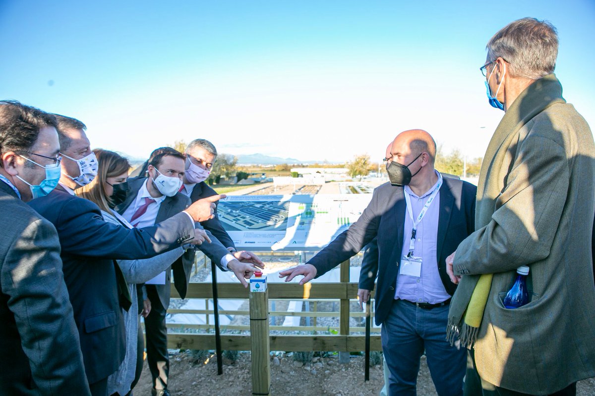 PlanAgua's tweet photo. 🌊 El director de la Agencia del Agua, @jmmazarambroz ha asistido a la inauguración de #LifeIntext ♻️en la #EDAR de Talavera La Nueva, con el presidente Castilla-La Mancha, @garciapage.
El #agua que se devuelva al #río estará lo más depurada posible con @aqualia.
#ODS
#PlanAgua https://t.co/PbWT6lspZg