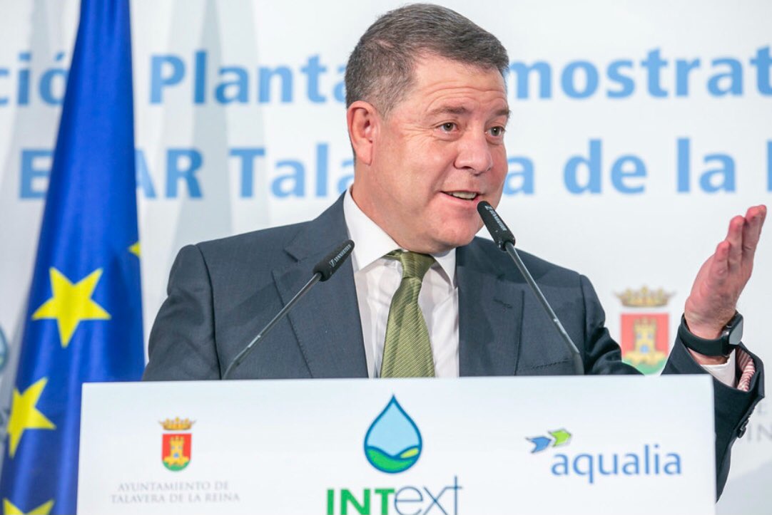 PlanAgua's tweet photo. 🌊 El director de la Agencia del Agua, @jmmazarambroz ha asistido a la inauguración de #LifeIntext ♻️en la #EDAR de Talavera La Nueva, con el presidente Castilla-La Mancha, @garciapage.
El #agua que se devuelva al #río estará lo más depurada posible con @aqualia.
#ODS
#PlanAgua https://t.co/PbWT6lspZg