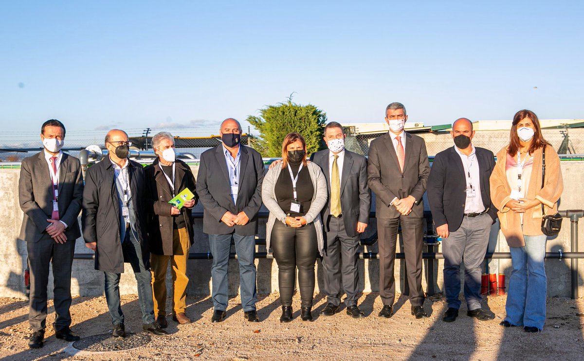 PlanAgua's tweet photo. 🌊 El director de la Agencia del Agua, @jmmazarambroz ha asistido a la inauguración de #LifeIntext ♻️en la #EDAR de Talavera La Nueva, con el presidente Castilla-La Mancha, @garciapage.
El #agua que se devuelva al #río estará lo más depurada posible con @aqualia.
#ODS
#PlanAgua https://t.co/PbWT6lspZg
