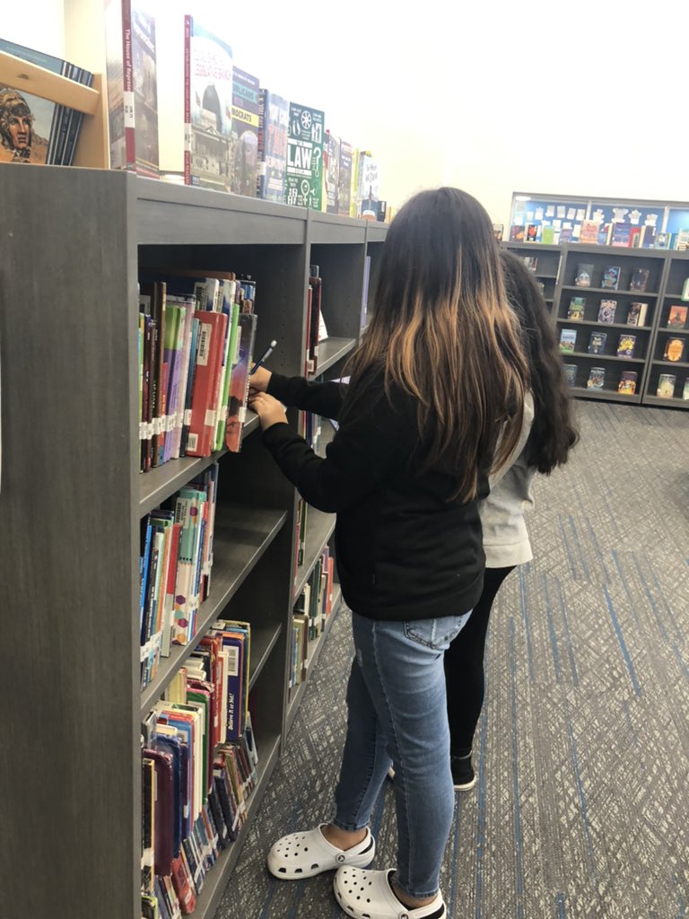 ReadAtTheViv's tweet photo. Our 6th graders are excited to be doing a scavenger hunt in the library this week! @vivianfieldms #RowtheBoatVF #CFBlibraries https://t.co/ioRuFxcbTf