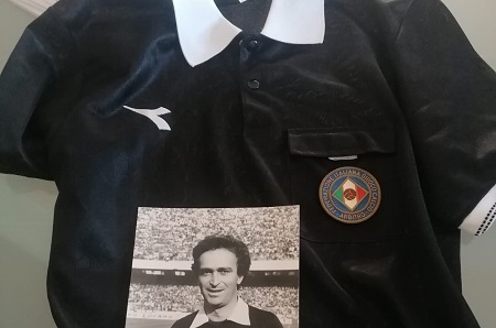 AIA_it's tweet photo. Tra il materiale che rappresenta la storia del mondo arbitrale, custodito all’interno del Museo del #Calcio di #Coverciano, da oggi ci sarà anche la divisa di Maurizio Mattei. Leggi la news: https://t.co/lFAafjtS7f #arbitri #AIA #sport https://t.co/ITPvf9h4p3
