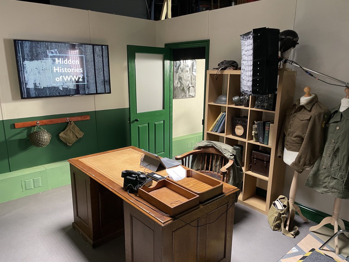 James1940's tweet image. My new ‘study’ - looks very à la 1940s mode.  Except for the screen and iPad of course…