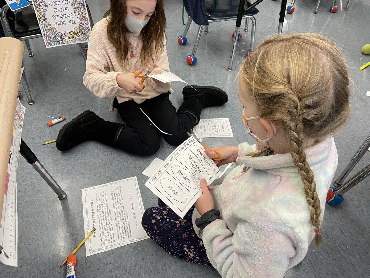 MrsNavGrade2's tweet photo. #2ndgrade is making flip books about Fables π #GenreStudy #ELA @Methacton @MethactonEA https://t.co/rH1lNxVOhi