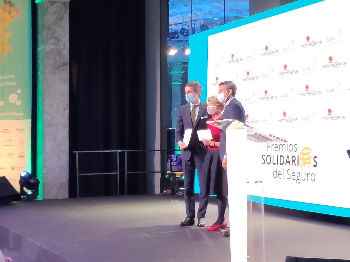🏆 Premio #SolidariosDelSeguro de <a href="/HomeServe_ES/">HomeServe España</a> a la Fundación #DaleslaPalabra. Entregan el premio José Enrique Viniegra y Sergio Zardoya a la directora de la Fundación, Adoración Juárez.

Os lo contamos mañana en 👉 inese.es