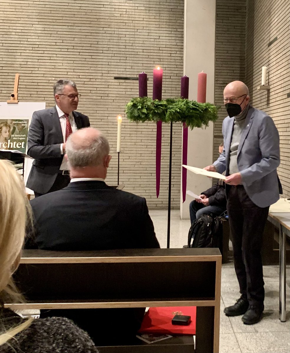 NYwelskop's tweet photo. Rolf Rosenbock @Paritaet & ich @Caritas_web freuen uns, mit Maske & Sicherheitskonzept von Staatssekretär Gatzer @BMF_Bund die schönen neuen Weihnachtsmarken entgegen zu nehmen. #TutGutesAllen #FuerchtetEuchNicht #NotSehenUndHandeln #DasMachenWirGemeinsam https://t.co/sVbdkLmcAx