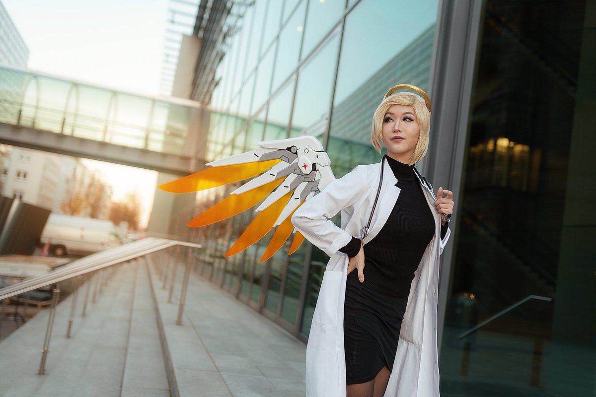 CrunchyCupcakex's tweet photo. Did someone call for a doctor? 🧡🧑🏼‍⚕️

Eigentlich bräuchte ich ja selber den Medic - aber hey, this is Fine. 🤡 

📸: @VYNphoto https://t.co/TF72UOLQ58