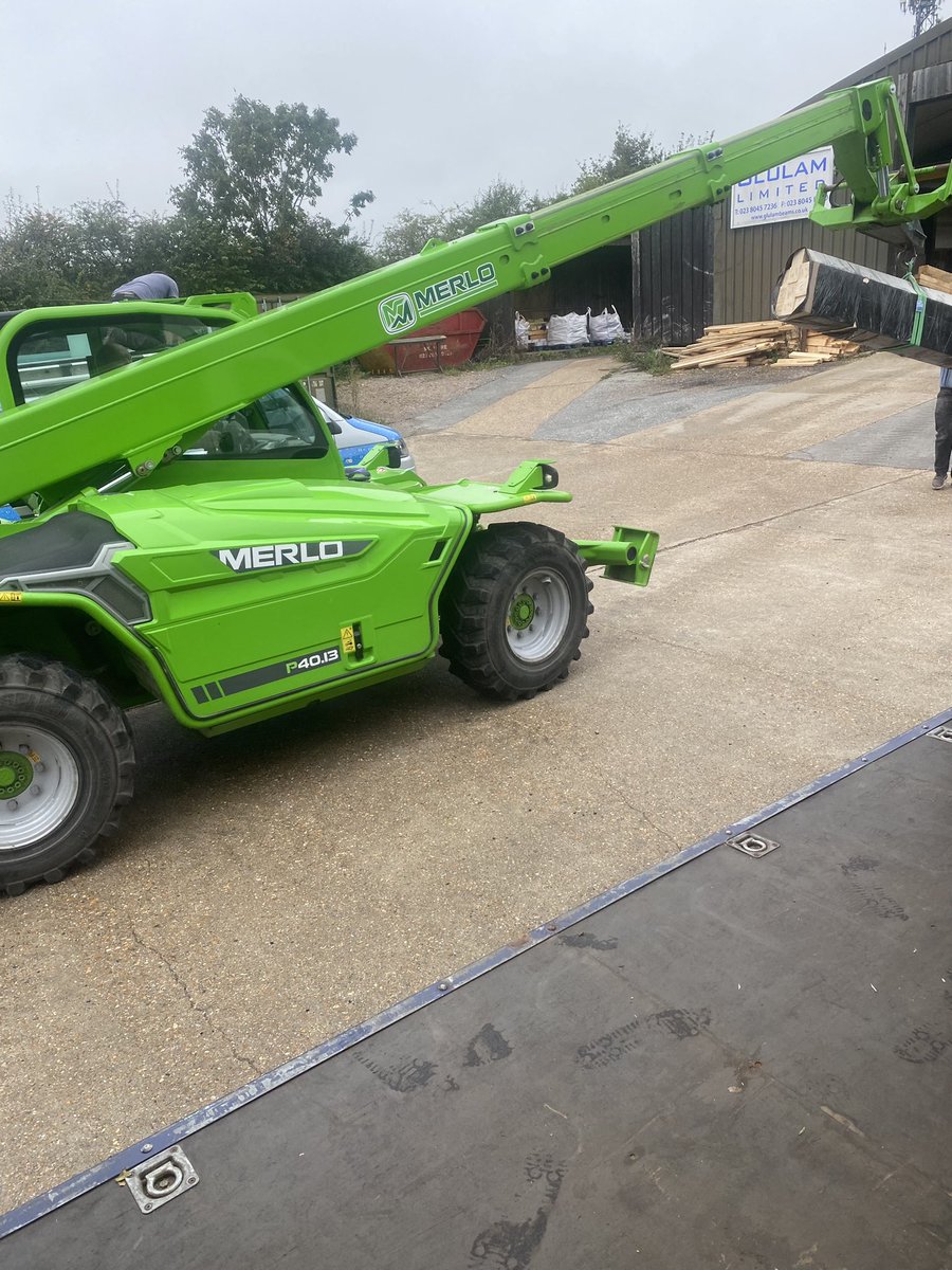 scott2gocourier's tweet photo. Our popular curtain-sided vehicle was in demand again today!
This 3 metre pallet of timber was collected from Southampton and delivered here to be used for the construction of bespoke contemporary garden spaces #MiltonKeynes #VividGreen #expressdelivery #versatilevehicle https://t.co/KXeyt0adif
