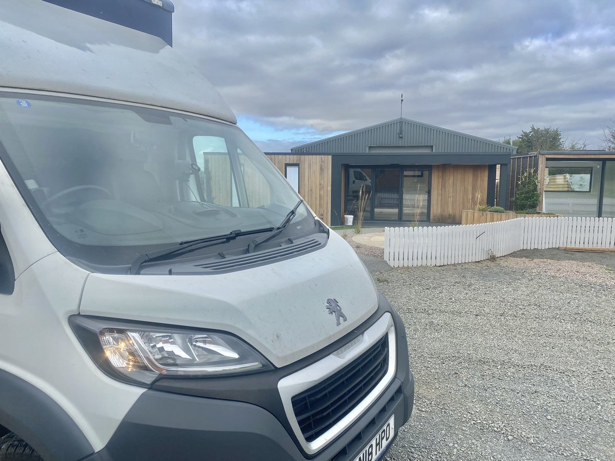 scott2gocourier's tweet photo. Our popular curtain-sided vehicle was in demand again today!
This 3 metre pallet of timber was collected from Southampton and delivered here to be used for the construction of bespoke contemporary garden spaces #MiltonKeynes #VividGreen #expressdelivery #versatilevehicle https://t.co/KXeyt0adif