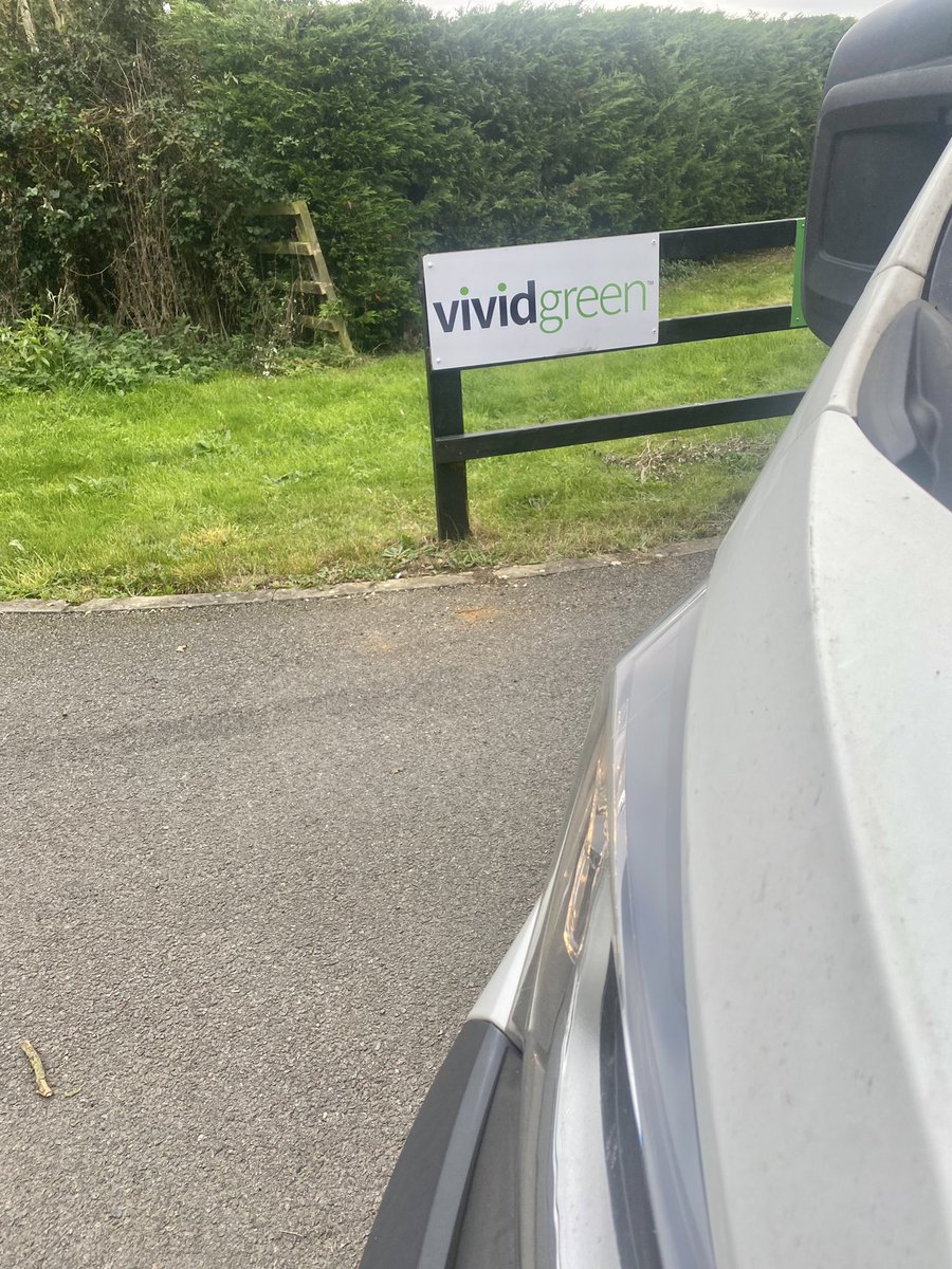 scott2gocourier's tweet photo. Our popular curtain-sided vehicle was in demand again today!
This 3 metre pallet of timber was collected from Southampton and delivered here to be used for the construction of bespoke contemporary garden spaces #MiltonKeynes #VividGreen #expressdelivery #versatilevehicle https://t.co/KXeyt0adif
