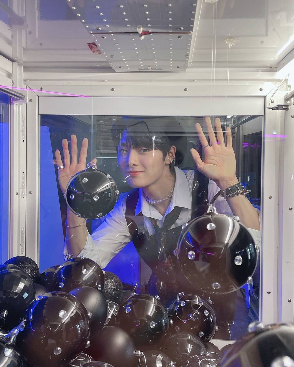 December Wish
ถึงเพื่อนทุกคนที่แลกฟอลกันอยู่ มาถึงเดือนสุดท้าย​ของปีนี้แล้วเหนื่อยกันมากใช่หรือเปล่า​ อย่าลืมพักผ่อน​และดูแลตัวเอง​ให้มากๆนะครับ เก่งมากๆที่ผ่านอะไรมาหลายอย่าง​ สุดท้าย​นี้ก็อย่าลืมมอบความสุข​ให้ตัวเอง​กันบ้างนะ 🎁🤍