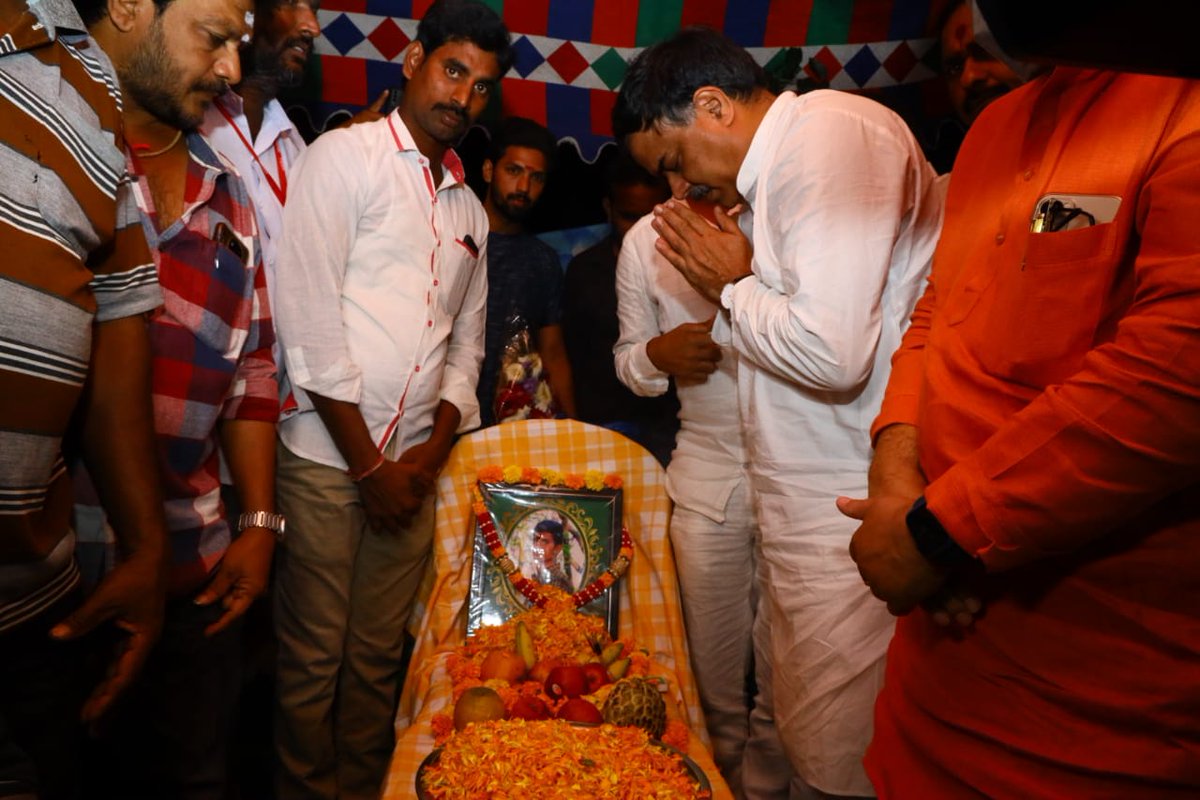 JanaSenaParty's tweet photo. ప్రమాదంలో మరణించిన రామచంద్రపురం నియోజకవర్గంలోని ఏరుపల్లి కి చెందిన క్రియాశీలక సభ్యుడు శ్రీ అబ్బిరెడ్డి వీరబాబు గారి కుటుంబానికి రూ.5 లక్షలు భీమా చెక్కును అందించిన జనసేన పార్టీ PAC చైర్మన్ శ్రీ @mnadendla గారు. https://t.co/ww6wRaN68G