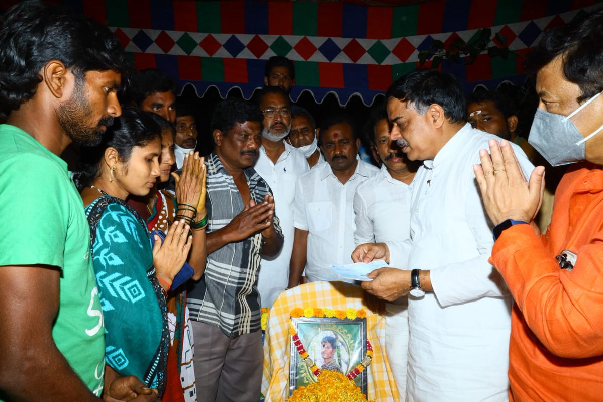 JanaSenaParty's tweet photo. ప్రమాదంలో మరణించిన రామచంద్రపురం నియోజకవర్గంలోని ఏరుపల్లి కి చెందిన క్రియాశీలక సభ్యుడు శ్రీ అబ్బిరెడ్డి వీరబాబు గారి కుటుంబానికి రూ.5 లక్షలు భీమా చెక్కును అందించిన జనసేన పార్టీ PAC చైర్మన్ శ్రీ @mnadendla గారు. https://t.co/ww6wRaN68G
