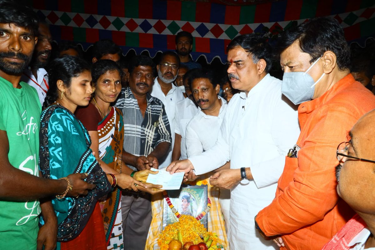 JanaSenaParty's tweet photo. ప్రమాదంలో మరణించిన రామచంద్రపురం నియోజకవర్గంలోని ఏరుపల్లి కి చెందిన క్రియాశీలక సభ్యుడు శ్రీ అబ్బిరెడ్డి వీరబాబు గారి కుటుంబానికి రూ.5 లక్షలు భీమా చెక్కును అందించిన జనసేన పార్టీ PAC చైర్మన్ శ్రీ @mnadendla గారు. https://t.co/ww6wRaN68G