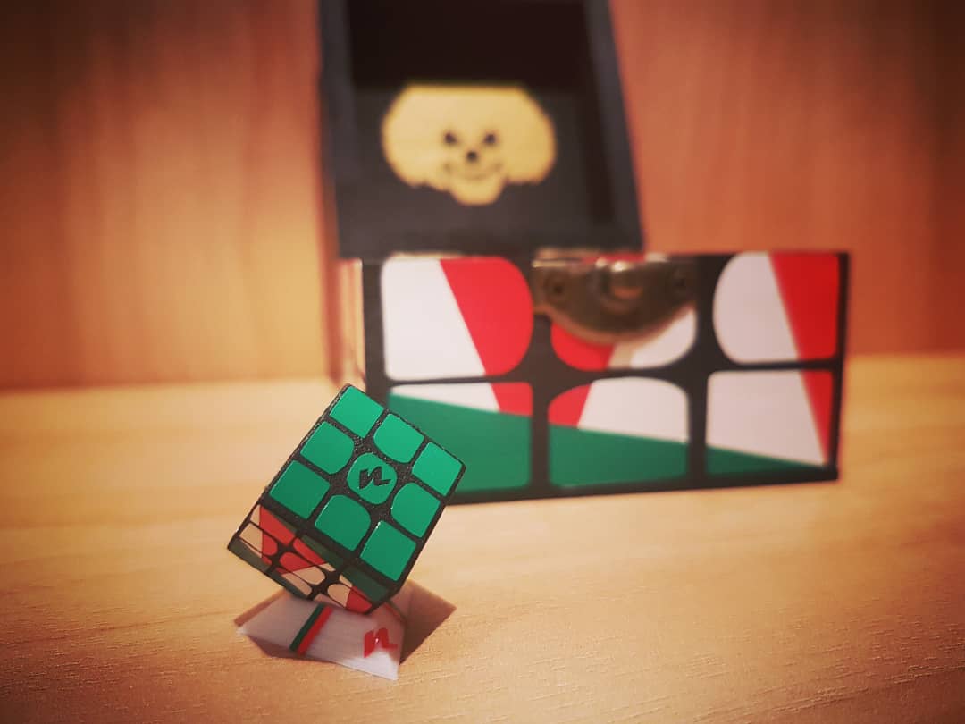 HoopClown_NHF's tweet photo. Pues mi última cajita Elfo junto a su mini Elfo Cube que ya están felices junto a sus hermanitos y hermanitas ennla colección de su autora original 😊😊😊
#cubos #cubes #puzzle #jigsaw #twistypuzzles #rubik #rubiks #rubikscube #cuboderubik #emojirubiknow #diogenescubero #cuberos https://t.co/DWqV56lEsE