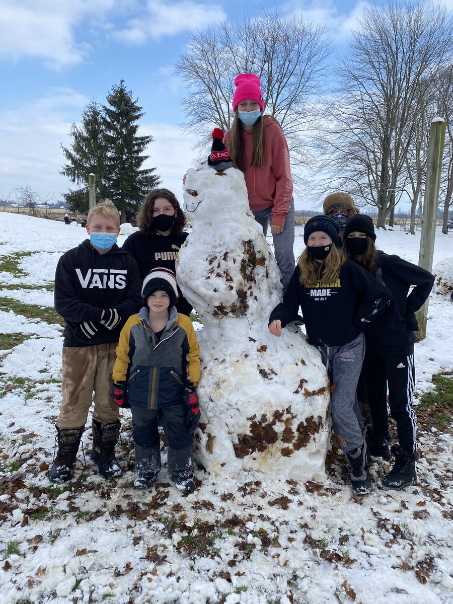 olofcatholic's tweet photo. Fun in the snow and fun together 💙
#outdoorplay #recessfun #snowishere #problemsolvingtogether https://t.co/UYGX1MrJSX
