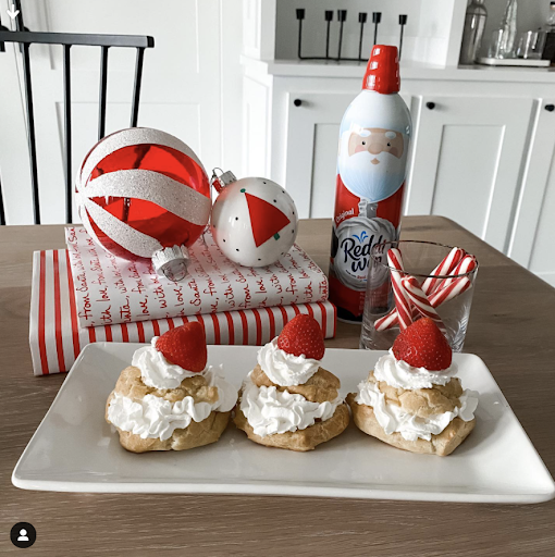 RealReddiWip's tweet photo. .@little_party_everyday has everything we’d ever need for a quick #holidaysnack: Reddi-wip, #strawberries and #creampuffs. Made with love, eaten in seconds. https://t.co/lEC0tRNUVh