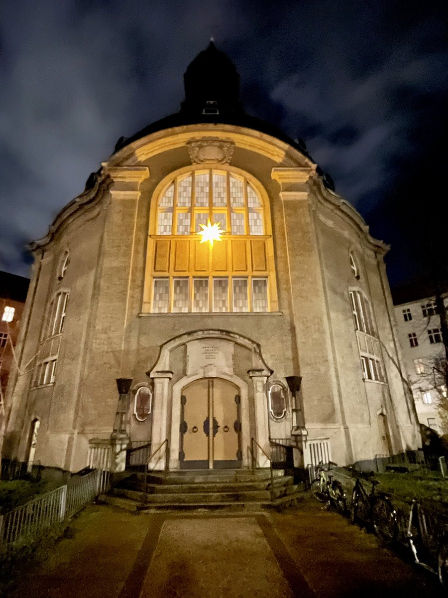 #Roteinsel #akazienkiez Königin Luise Gedächtnis Kirche auf der roten Insel im #Advent #berlin #schoeneberg