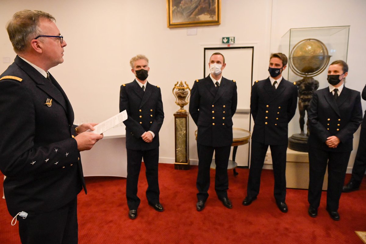 Ce soir, ils ont été intronisés <a href="/PeintresM/">Peintres officiels de la Marine⚓</a>.🌊Ils sont les héritiers d'une longue tradition et leur responsabilité est grande : rapprocher les Français de la mer grâce à leur art 🧑🏻‍🎨 Toutes mes félicitations à <a href="/RaphaeleGOINEAU/">Raphaële GOINEAU⚓</a> , Emmanuel Lepage, <a href="/ewan_foto/">Ewan Lebourdais ⚓️</a> et Jonathan Florent⚓️