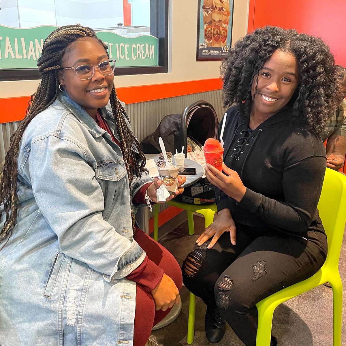 jeremiahsice's tweet photo. Scoop up your squad and stop by for a taste of our frozen treats at our newest location at Aliana in Richmond, TX!! Our #FrogSquad has their smiles and scoopers at the ready for anyone and everyone who’s looking to #LiveLifeToTheCoolest. 💚🐸🤙

#CoolCommunity #FamilyFun https://t.co/cpUrMvABtm