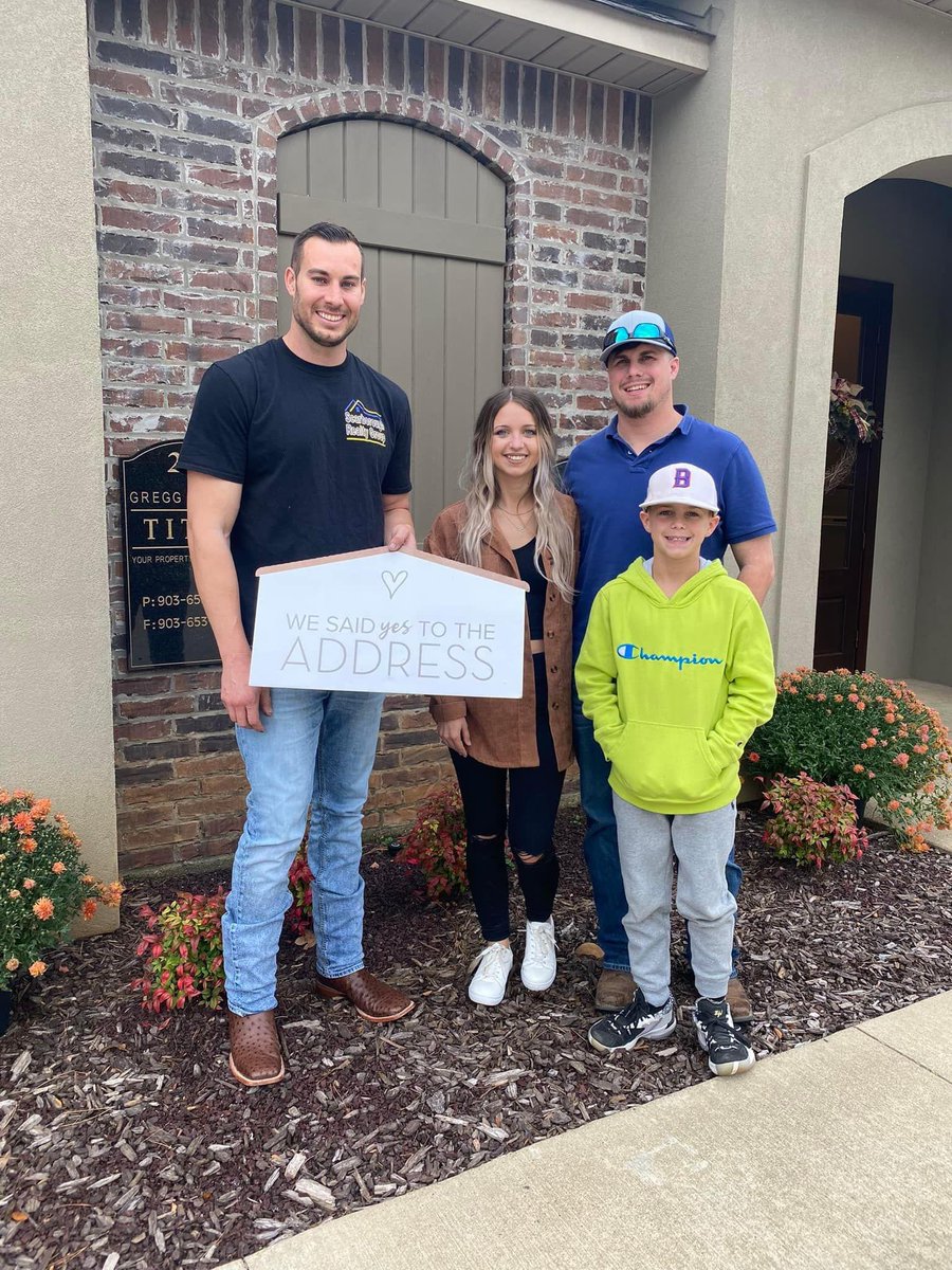 smc_cms's tweet photo. Officially grownups. 🏡 ❤️ #goodbyeLouisiana #helloTexas https://t.co/TxYgxJFtWf