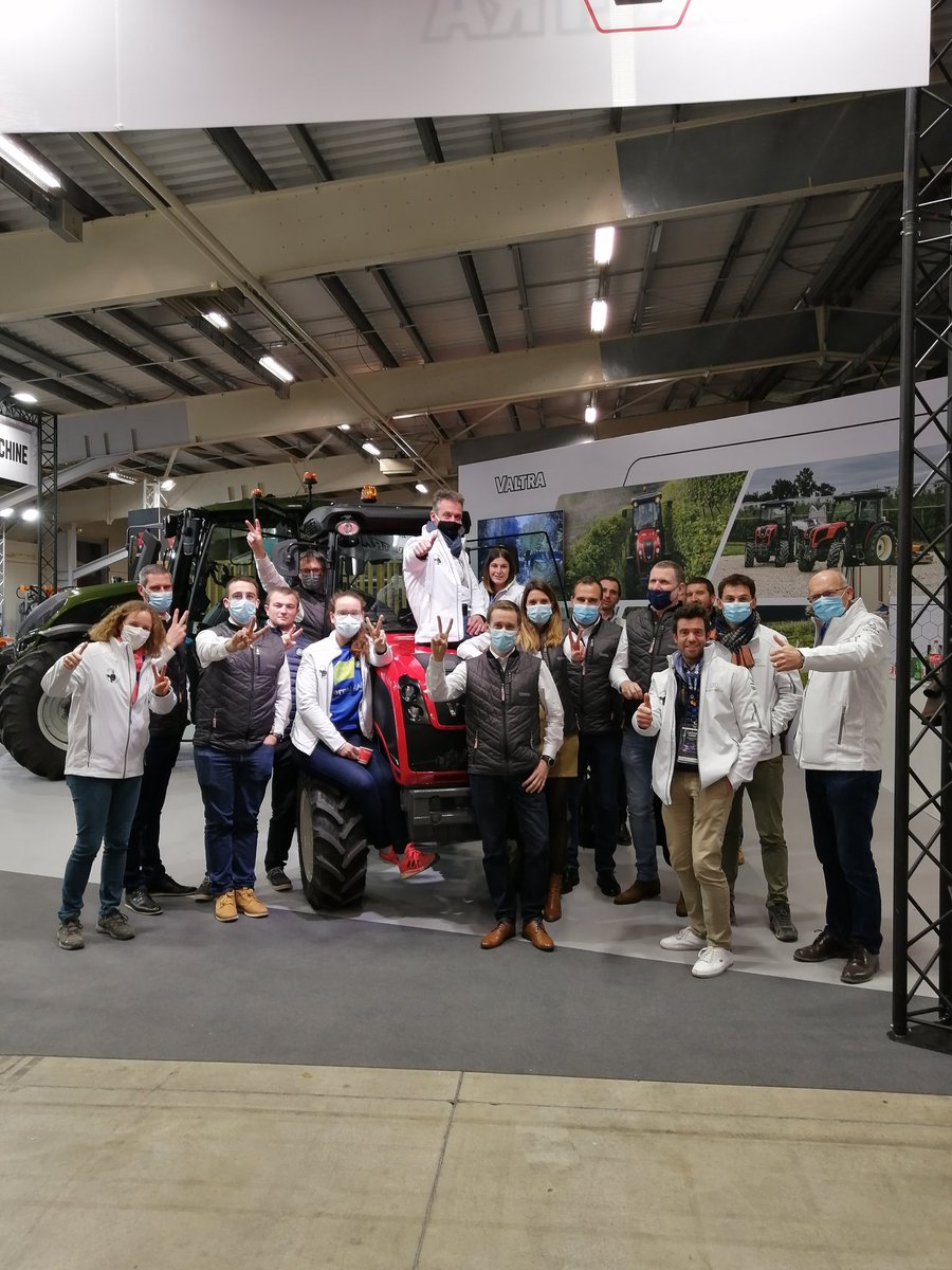 Première journée au <a href="/sitevi/">SITEVI</a> avec la visite et la présence de @RobertFAIVRE <a href="/NVitibio/">La VitiBio d’Emilie et Benjamin</a> @agriculteuraujo <a href="/ValtraGlobal/">Valtra</a> <a href="/Wonderland_AGCY/">Wonderland Agency</a> <a href="/neayi_com/">Neayi</a> @OKP4_SF <a href="/farmleap/">FarmLEAP</a> et un beau ☀ !