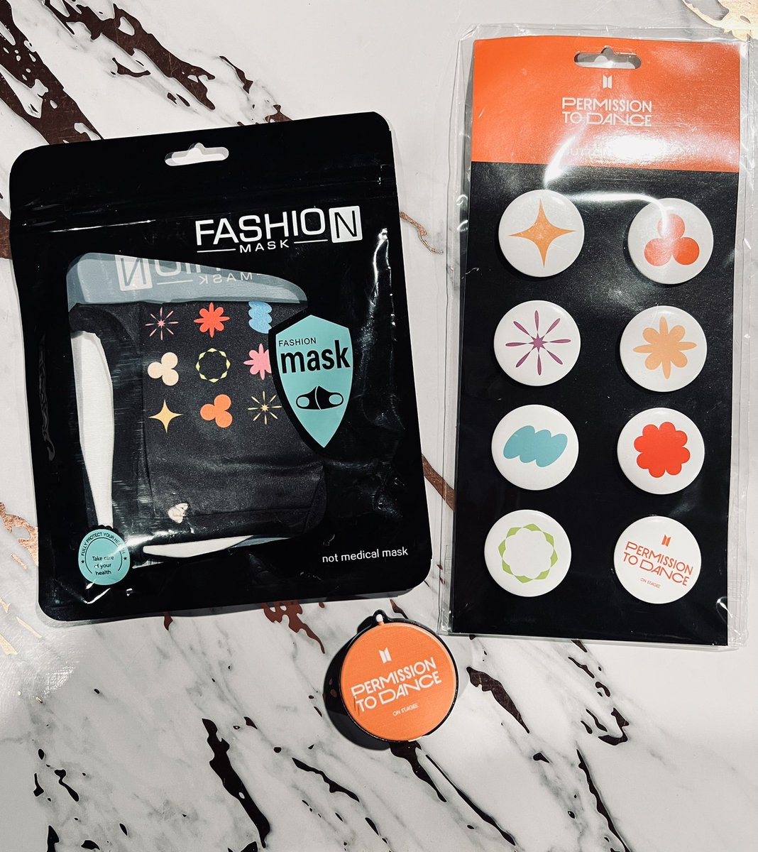jimin4chairman's tweet photo. So I got these goodies for having silver soundcheck and I figured I give away my extra set! 

1 winner will receive a mask, pin set and pop socket from the PTD concert silver soundcheck goodie bag

🧡 rt &amp; like
🧡 worldwide 
🧡 ends Dec 17th! https://t.co/ngIXWV5Y7o