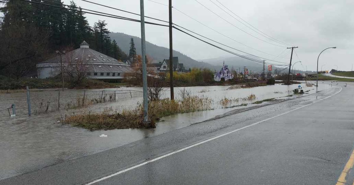 City_Abbotsford's tweet image. ⚠️UPDATE: Water levels are rising on the Northside of the freeway on North Parallel Road by the Clarion Hotel and Castle Fun Park. Please stay away from the area.