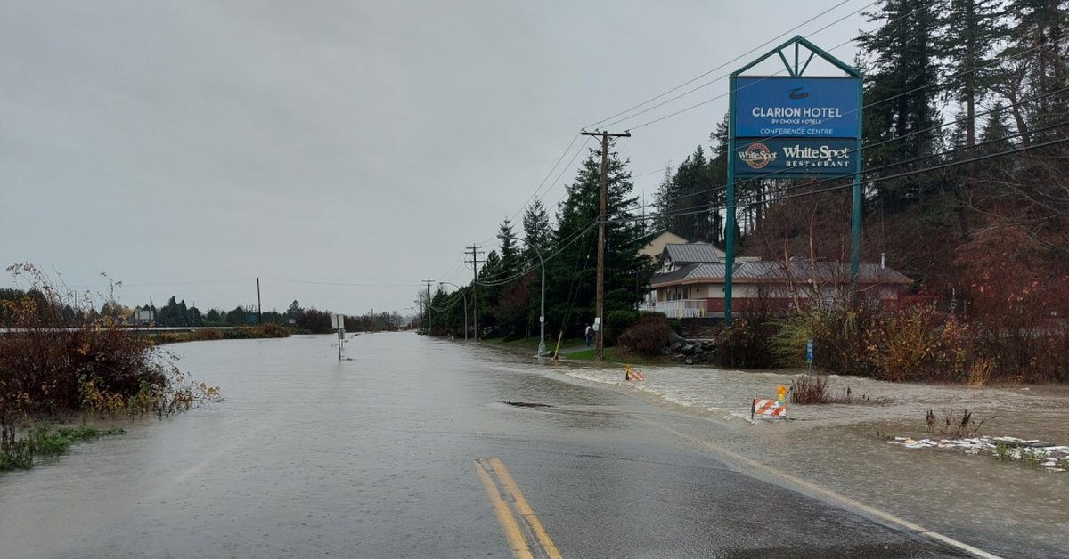 City_Abbotsford's tweet image. ⚠️UPDATE: Water levels are rising on the Northside of the freeway on North Parallel Road by the Clarion Hotel and Castle Fun Park. Please stay away from the area.
