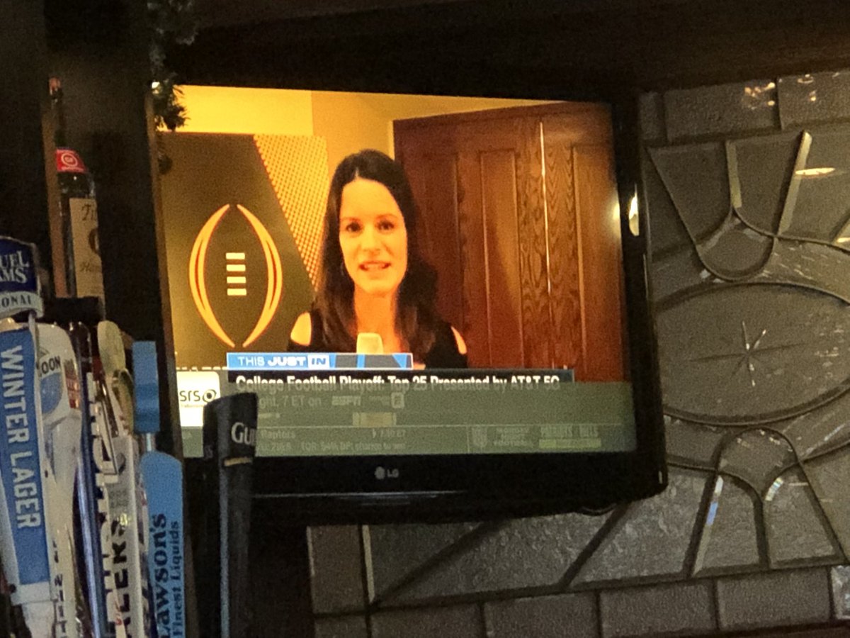 MikeNavinTV's tweet photo. Out to lunch and watching a segment on TV that is urine yellow.  Production quality has drastically diminished since early 2020. I’m worried, as someone whose career has banked on quality, that it’s gone forever. But I’ll keep fighting! https://t.co/cqwhQ8yEFY