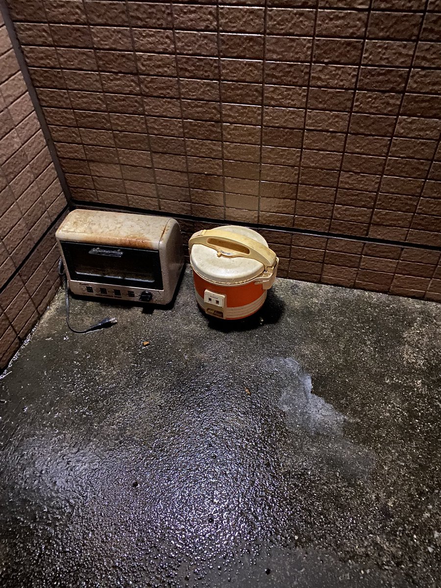 今日やたら眠いし凝るなー、気圧かなーと思って眠気覚ましに散歩に行ったら、異世界に繋がったのかってぐらい蒸して気圧がおかしい…気がする…

ピッコロ大魔王が魔封波で封印されてるやつが捨ててあったので写真撮って帰ってきました。
眠いなー。 