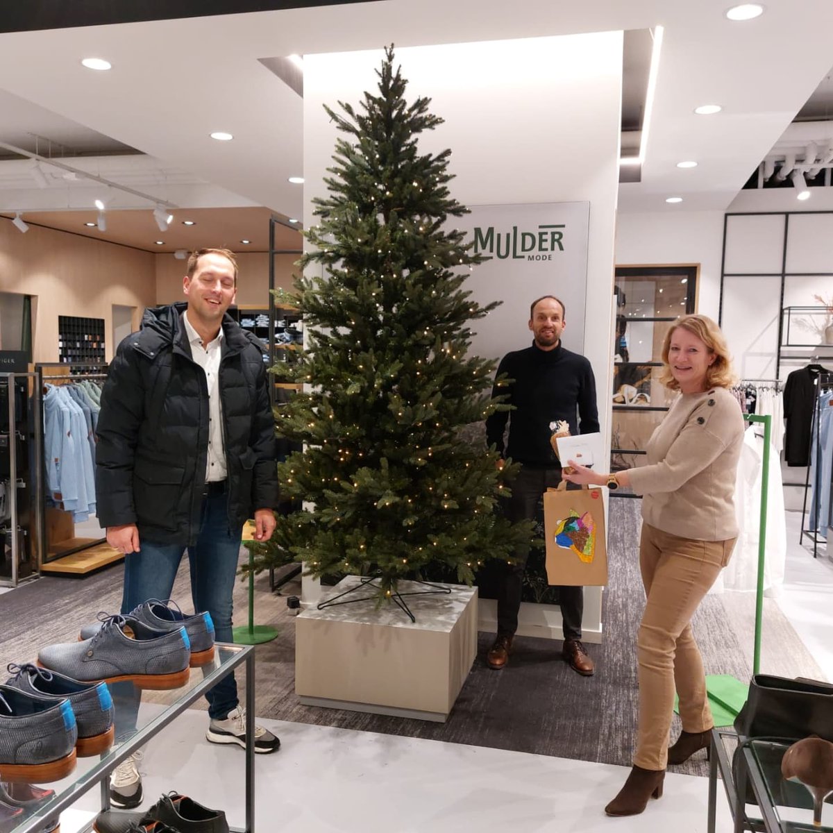 We zijn trots op de drie Waddinxveense ondernemers die genomineerd zijn voor de #Ondernemersprijs Midden Holland.

Als felicitatie hebben we een attentie, gemaakt door Klassewerk, langsgebracht bij <a href="/MarkusMarkusSt1/">Markus & Markus Stroopwafels</a>, <a href="/LCPackaging/">LC Packaging</a> en <a href="/MulderMode/">Mulder Mode</a>. #Waddinxveen