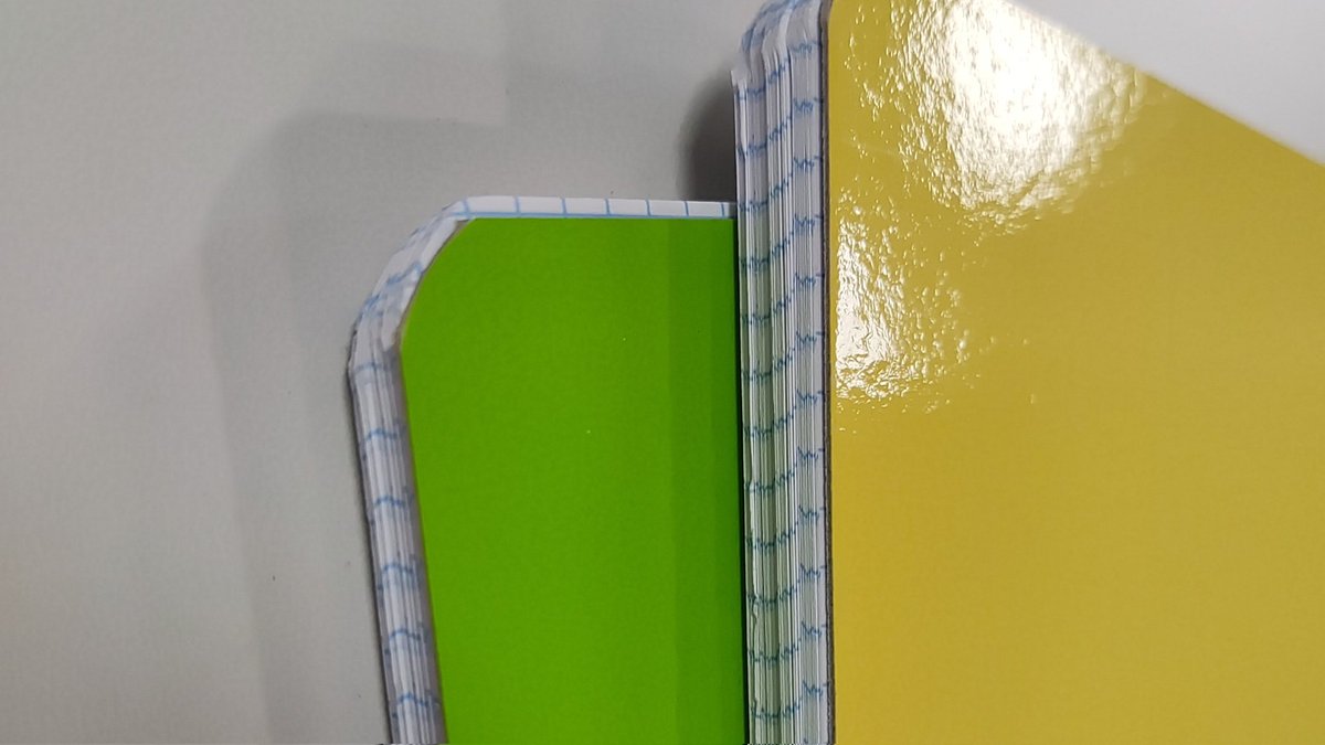 Bueno, pues acaba de pasar de nuevo. 
- Buenas. Dos cuadernos cuadriculados, por favor.
+ ¿Para niño o para niña? 
- 😳 ¿Perdón? 
+ Por el color. 
- ¿Tiene importancia? A estas alturas.... 
 
Al final la señora ha preferido no dármelos ni rosa ni azul. 🤦🏻‍♂️