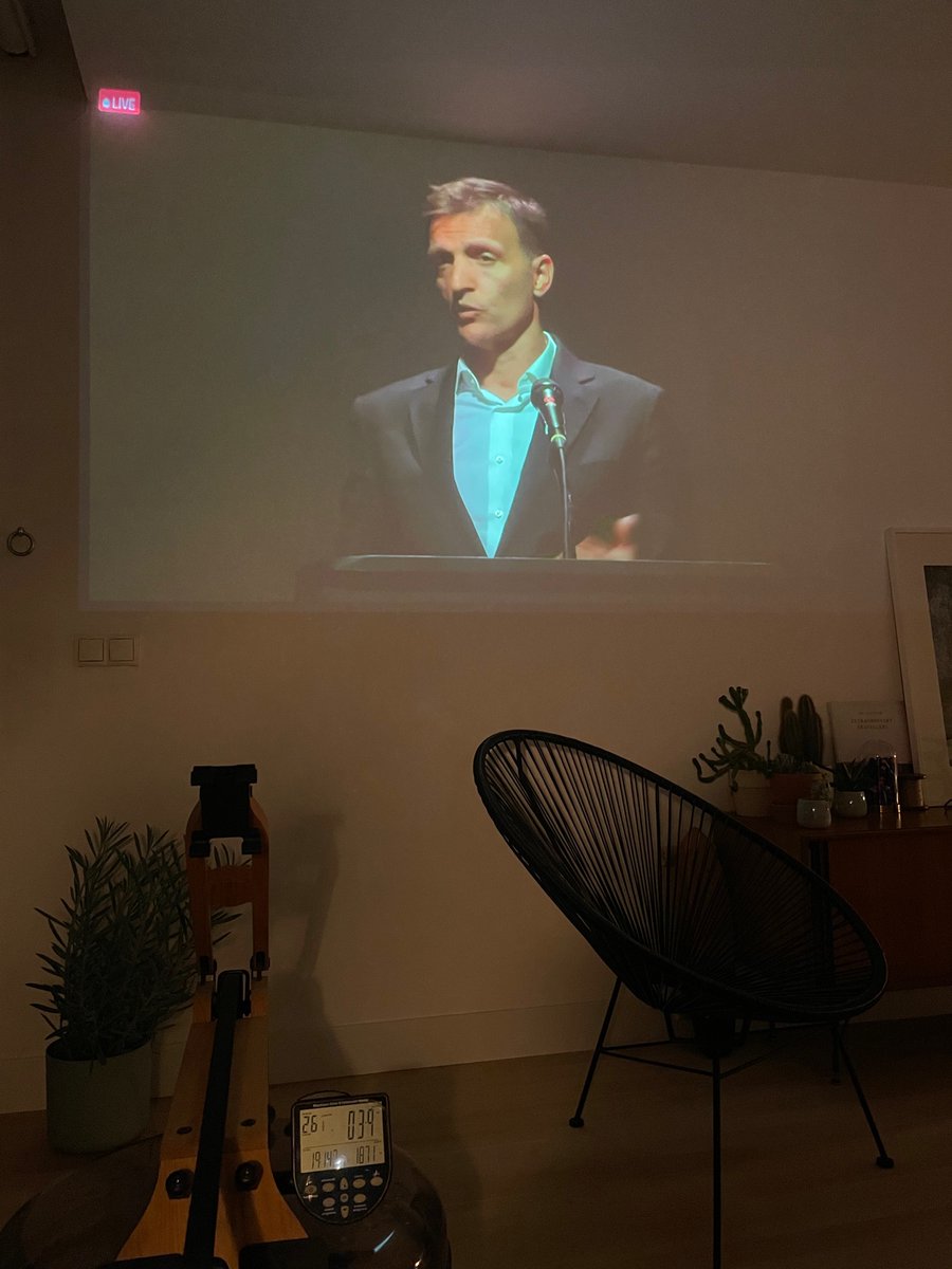 matuvu's tweet photo. Als ik niet fysiek aanwezig kan zijn, dan maar van thuis. 🤓🤷♀️ #vdkinspireert #vdkbank #economie https://t.co/CHxDnpPS52