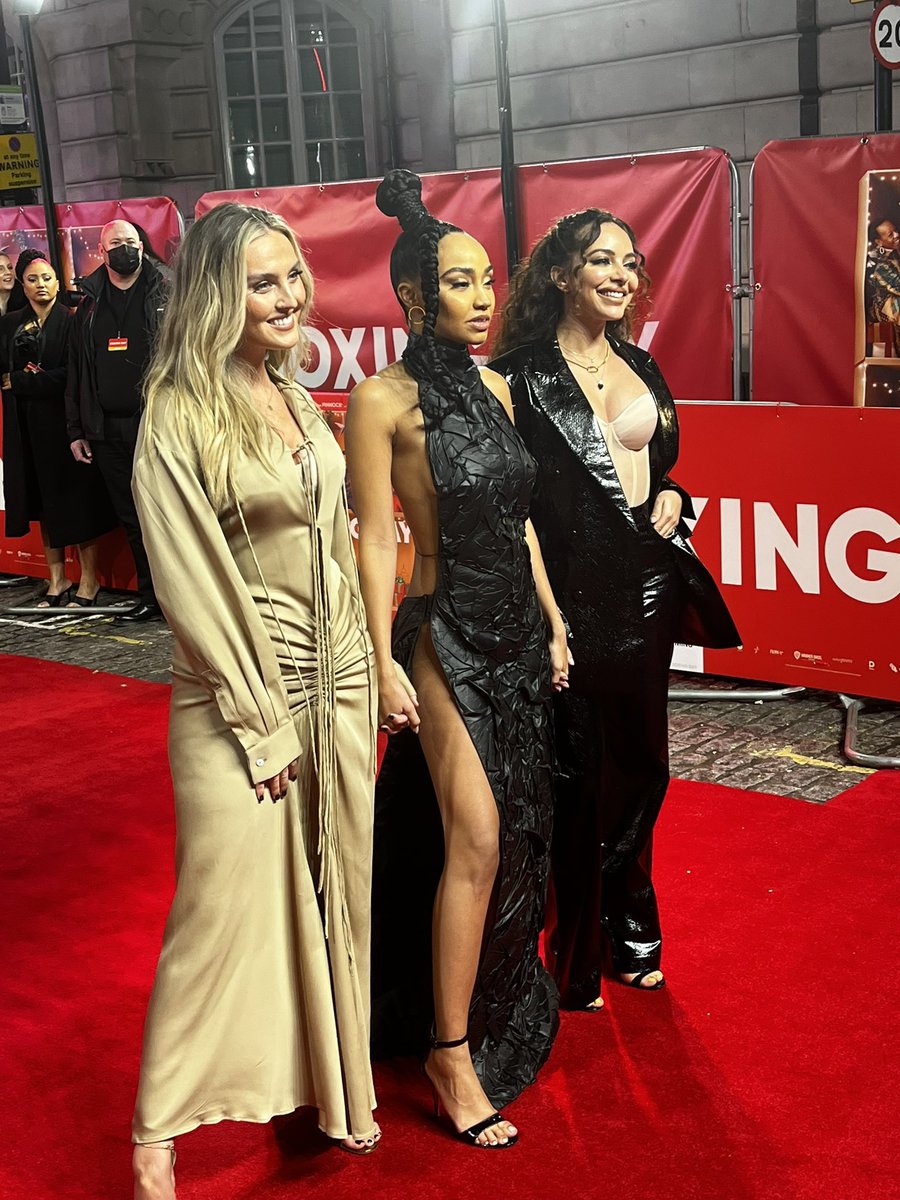 LMNewsFrance's tweet photo. Sisters 🤍🧡🤎 https://t.co/pYicwxhnw6