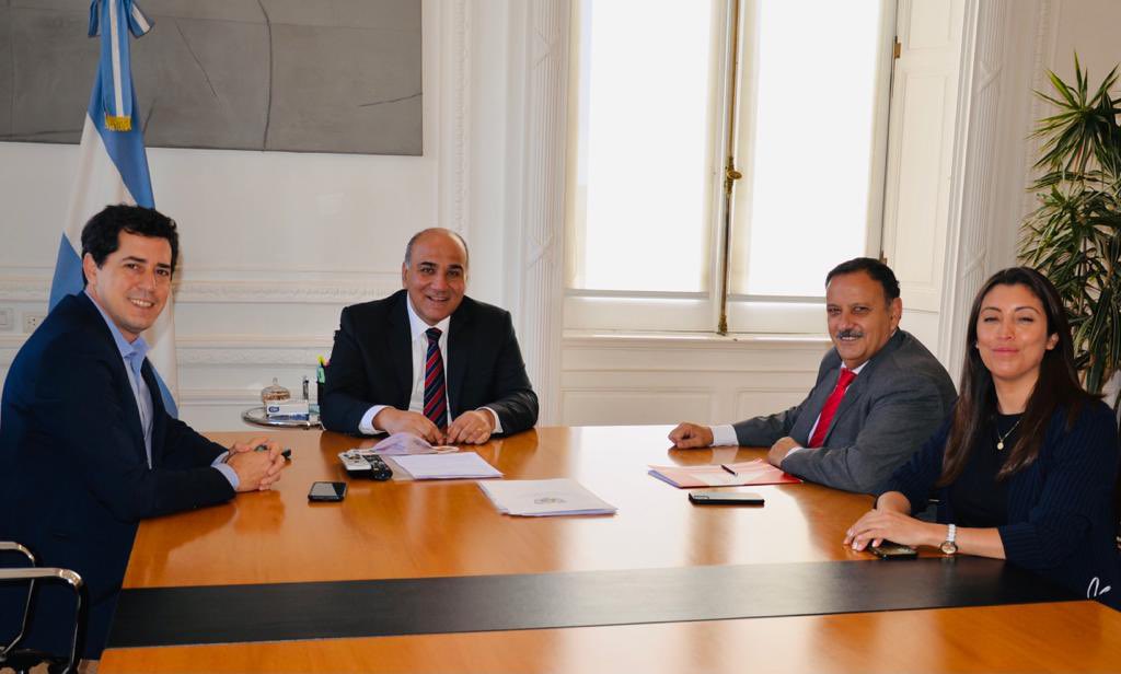 Florelop's tweet photo. Acompañé al Gobernador @QuintelaRicardo a una reunión con el Jefe de Gabinete Nacional @JuanManzurOK y el Ministro del Interior @wadodecorrido donde se abordaron temas que van a permitir el inicio y reactivación de distintas obras para el desarrollo productivo de La Rioja https://t.co/P2TA1KKUDw