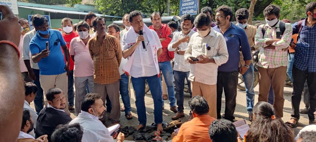 JanaSenaParty's tweet photo. టీటీడీ FMS కార్మికులను కార్పోరేషన్లో  విలీనం చేయాలనీ, టీటీడీ ఈ.ఓ లేదా పాలక మండలి చైర్మన్ వచ్చి హామీ ఇస్తేనే విధులు నిర్వహిస్తామని FMS కార్మికులు విధులను బహిష్కరించి టీటీడీ పరిపాలన భవనం వద్ద ధర్నా చేపట్టారు. https://t.co/9r0APKkiua