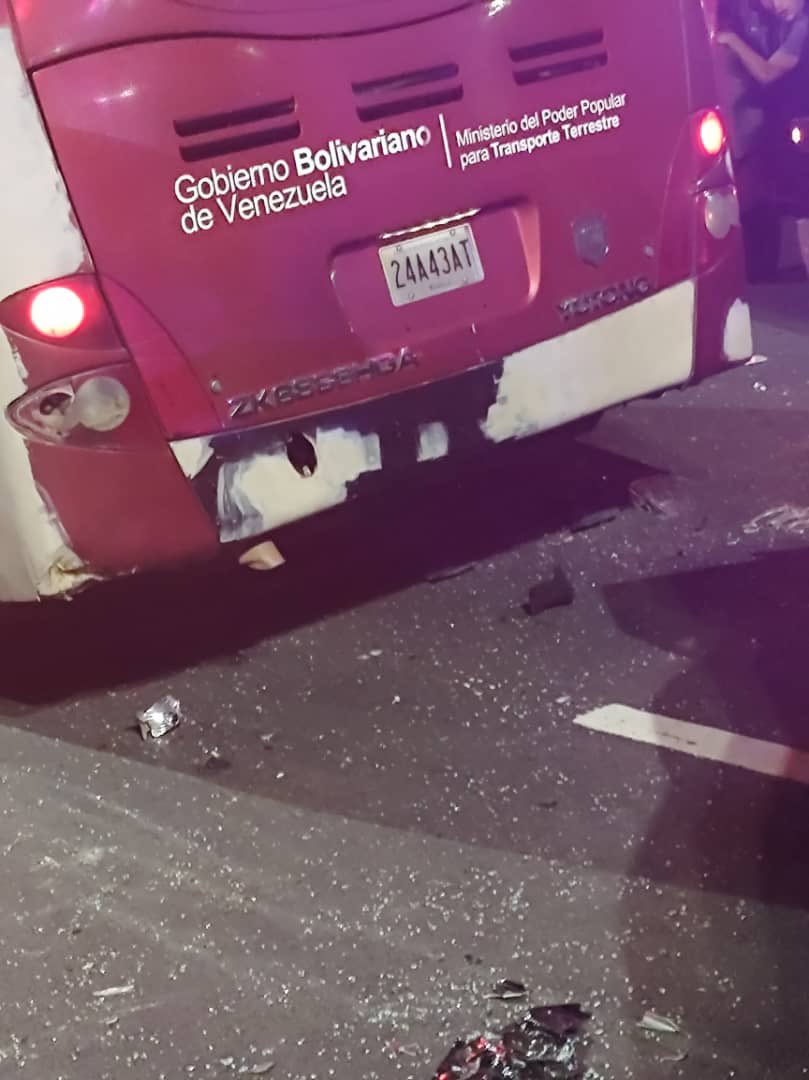 Vjdfr's tweet photo. Cómo les explico lo mierda q es la justicia venezolana , que un tipo ebrio con un yutong me choco , me volvio mierda el carro, y tengo que pagar 3000 $ (lo q vale el carro chocado) al abogado para denunciarlo. ...  qué tal ? https://t.co/RV2advXp8P