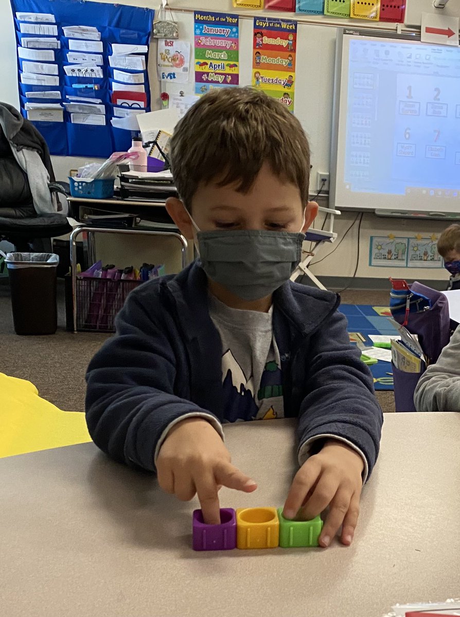 AngelaRanous's tweet photo. We used some hands-on practice and visuals to help improve phoneme segmentation. @oakgrovees @oakgrovees @JoTysor #itsbetterinthegrove https://t.co/DQZ12R0hMu