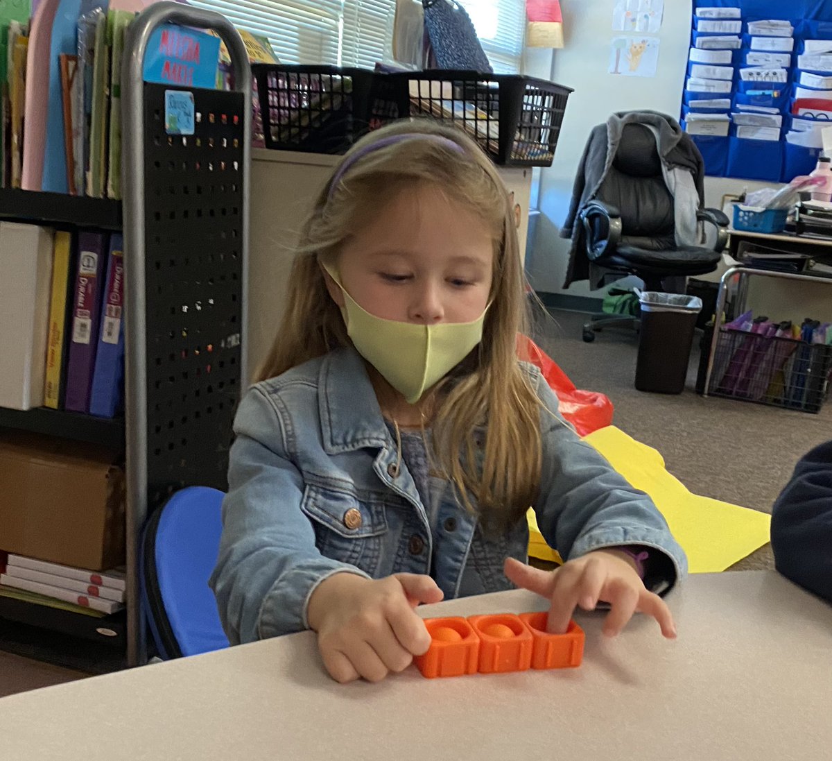 AngelaRanous's tweet photo. We used some hands-on practice and visuals to help improve phoneme segmentation. @oakgrovees @oakgrovees @JoTysor #itsbetterinthegrove https://t.co/DQZ12R0hMu